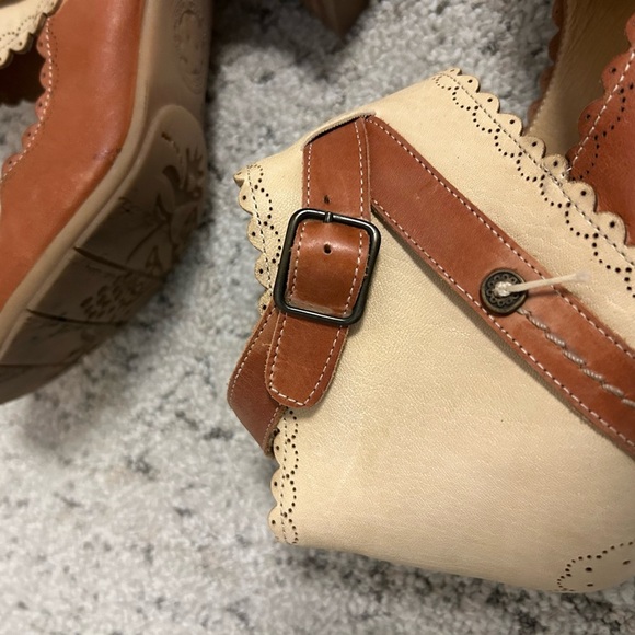 Gold Button 8.5 leather ankle booties w/floral detail excellent used condition - Picture 15 of 15